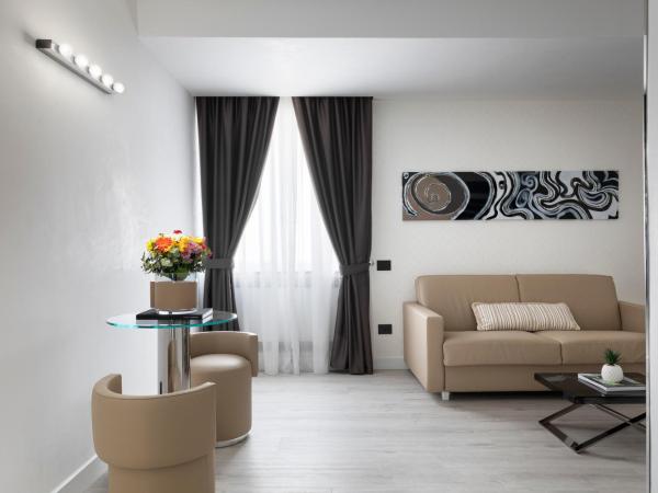 LHP Napoli Palace & SPA : photo 5 de la chambre suite lit king-size avec baignoire spa