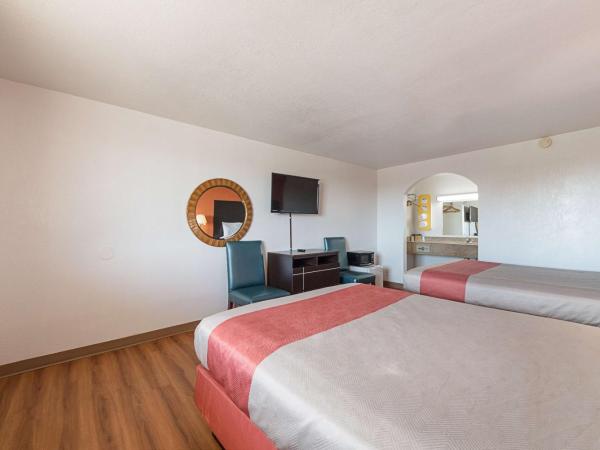 Motel 6 San Antonio TX I10 West : photo 2 de la chambre chambre avec 2 lits queen-size - fumeurs