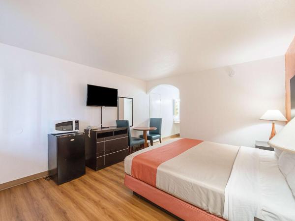 Motel 6 San Antonio TX I10 West : photo 2 de la chambre chambre lit king-size - non-fumeurs
