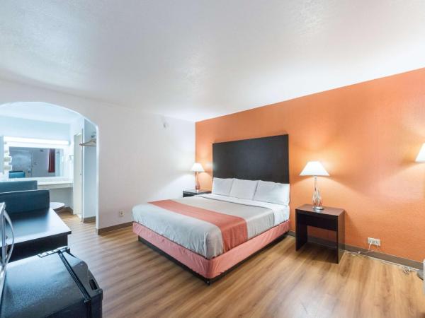 Motel 6 San Antonio TX I10 West : photo 1 de la chambre chambre lit king-size - non-fumeurs