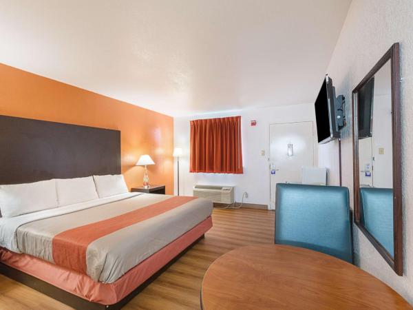 Motel 6 San Antonio TX I10 West : photo 3 de la chambre chambre lit king-size - non-fumeurs