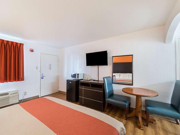 Motel 6 San Antonio TX I10 West : photo 4 de la chambre chambre lit king-size - non-fumeurs