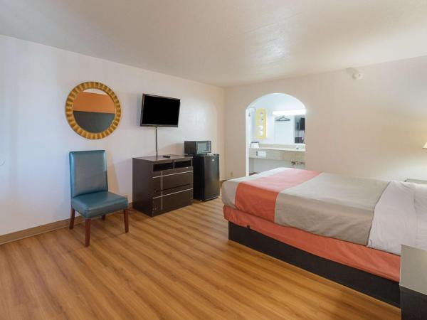 Motel 6 San Antonio TX I10 West : photo 3 de la chambre chambre lit king-size - fumeurs