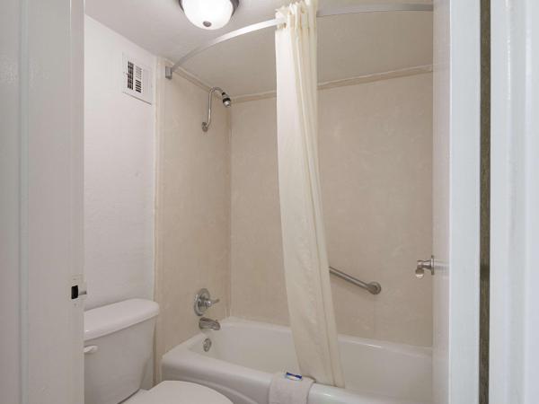 Motel 6 San Antonio TX I10 West : photo 1 de la chambre chambre lit king-size - accessible aux personnes à mobilité réduite - non-fumeurs