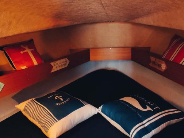 Nuit insolite à bord d'un voilier en plein centre ville de Sète Vue mont saint clair et Théâtre de la Mer Parking gratuit : photo 4 de la chambre cabine de bateau