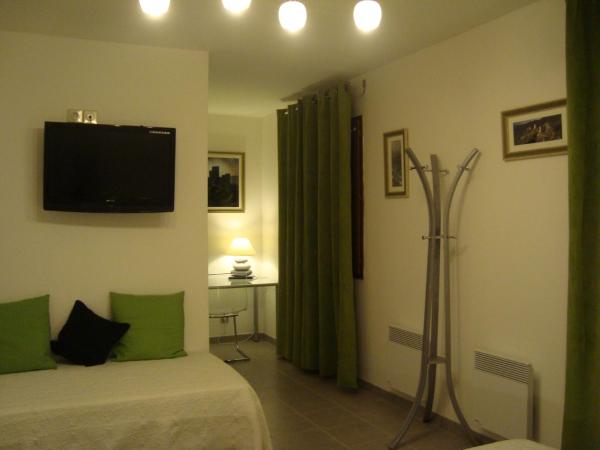 Chambres d'hôtes Les Palmiers de la Cité : photo 3 de la chambre chambre triple avec douche