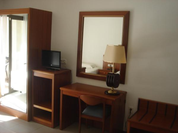 Hostal Vila del Mar : photo 6 de la chambre chambre triple (3 adultes)