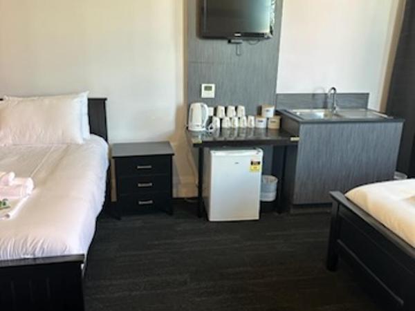 Royal Hotel Ryde : photo 8 de la chambre chambre quadruple avec salle de bains commune