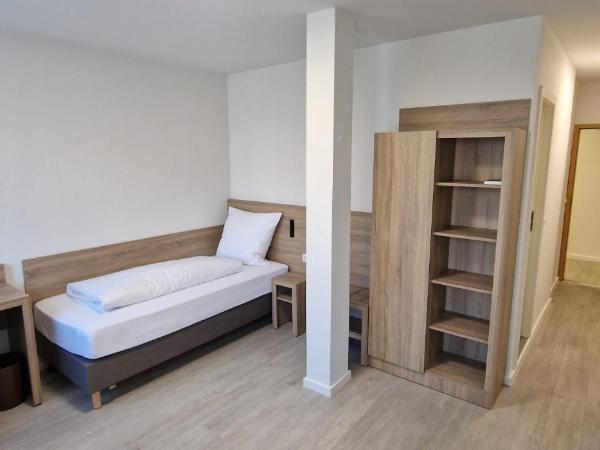 Hotel Ladage : photo 2 de la chambre chambre lits jumeaux avec salle de bains