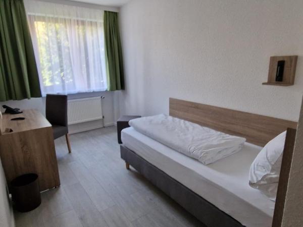 Hotel Ladage : photo 1 de la chambre chambre simple avec salle de bains