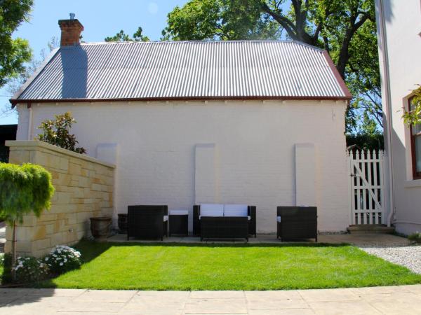 Old Bishop's Quarters Heritage, Modern & Unique Accommodation : photo 4 de la chambre two-bedroom apartment with sea view - old housekeepers