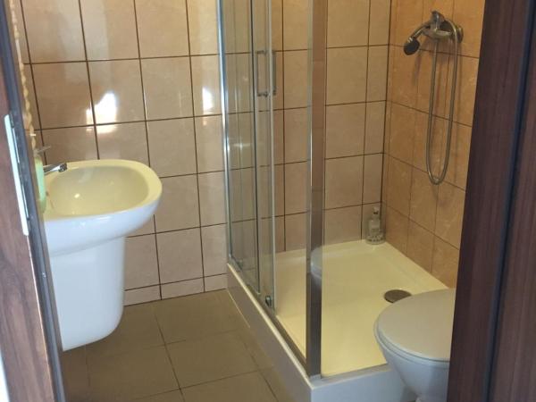 Piątka noclegi- Łódź : photo 6 de la chambre chambre triple avec salle de bains privative