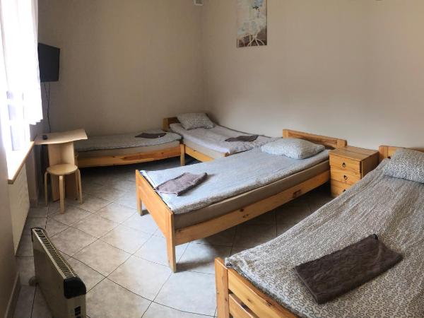 Piątka noclegi- Łódź : photo 4 de la chambre chambre quadruple avec salle de bains