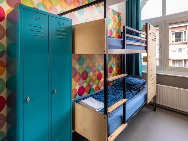 Stayokay Hostel Den Haag : photo 2 de la chambre budget twin with bunk bed and private bathroom with shower