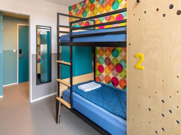 Stayokay Hostel Den Haag : photo 3 de la chambre budget twin with bunk bed and private bathroom with shower