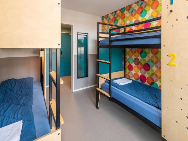 Stayokay Hostel Den Haag : photo 2 de la chambre chambre quadruple avec salle de bains privative et douche