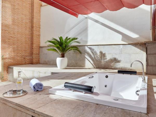 Hotel Macià Granada Five Senses Rooms & Suites : photo 1 de la chambre suite junior avec terrasse et baignoire spa