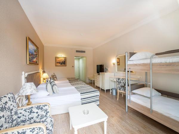 Crystal Tat Beach Golf Resort & Spa - Ultimate All Inclusive : photo 5 de la chambre chambre standard avec lits superposés