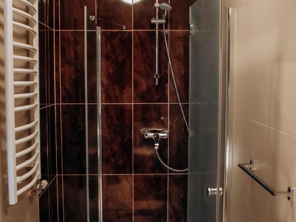 Redwood Hostel : photo 2 de la chambre chambre triple avec salle de bains privative