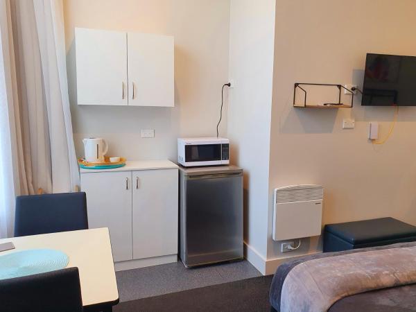 Extended Stay City Hostel : photo 5 de la chambre chambre lit queen-size avec salle de bains commune