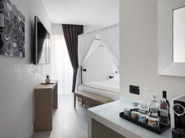 LHP Napoli Palace & SPA : photo 7 de la chambre suite lit king-size avec baignoire spa