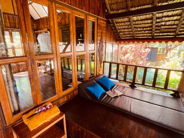 Phi Phi Relax Beach Resort : photo 4 de la chambre bungalow avec balcon