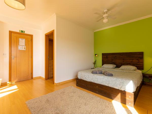 Pineapple Surf House : photo 4 de la chambre chambre double avec salle de bains privative