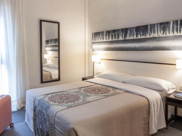 Hotel Macià Plaza : photo 5 de la chambre chambre lit queen-size