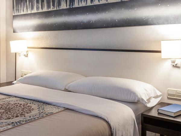 Hotel Macià Plaza : photo 9 de la chambre chambre lit queen-size