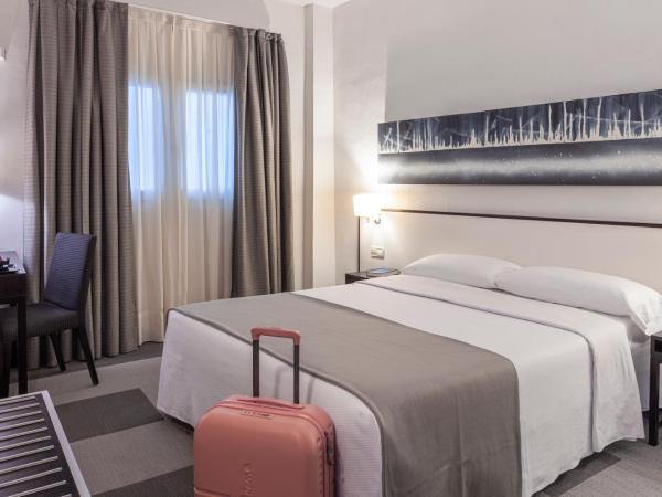 Hotel Macià Plaza : photo 1 de la chambre chambre lit queen-size