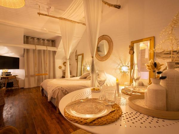 Love Room Bohème Les Petits Plaisirs : photo 4 de la chambre chambre lit queen-size avec baignoire spa