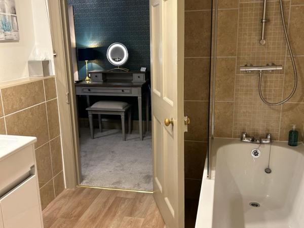 Ashbourne House : photo 6 de la chambre chambre king avec salle de bains