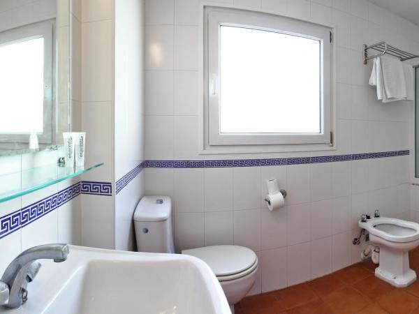 Hotel Caleta : photo 3 de la chambre chambre double ou lits jumeaux avec balcon