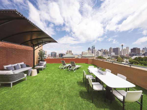 Adina Apartment Hotel Sydney Surry Hills : photo 1 de la chambre appartement 2 chambres avec terrasse à adina surry hills