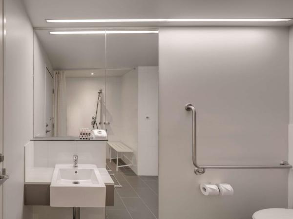 Travelodge Hotel Melbourne Docklands : photo 2 de la chambre chambre lit king-size - accessible aux personnes à mobilité réduite