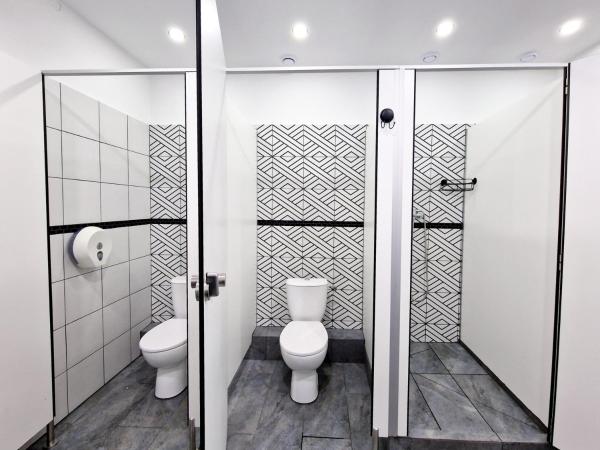 Hostel Helvetia - PRIVATE ROOMS in CITY CENTER and OLD TOWN : photo 10 de la chambre chambre lits jumeaux avec salle de bains commune