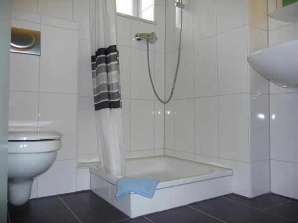 Hansehus : photo 4 de la chambre chambre triple avec salle de bains