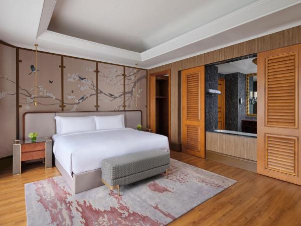 The Ritz-Carlton Jakarta, Mega Kuningan : photo 3 de la chambre suite lit king-size avec accès au salon club - vue sur ville