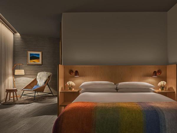 The Reykjavik EDITION : photo 1 de la chambre loft avec lit king-size - vue sur cour