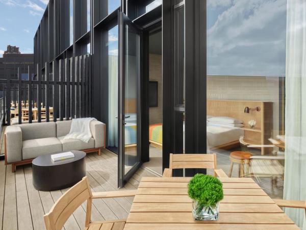 The Reykjavik EDITION : photo 1 de la chambre chambre avec lit king-size avec terrasse et vue sur la ville - Étage supérieur