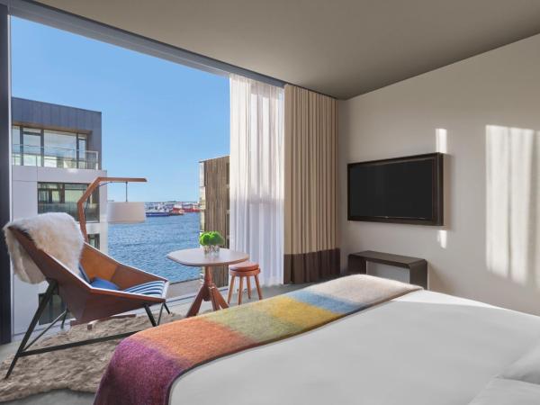 The Reykjavik EDITION : photo 1 de la chambre chambre supérieure avec lit king-size et vue sur la cour