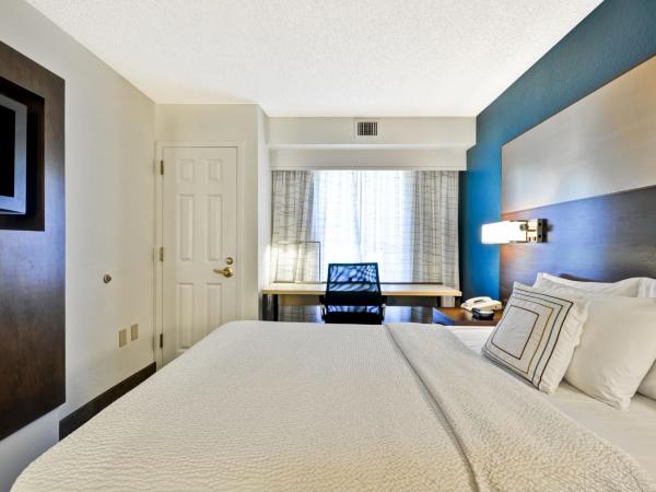 Residence Inn by Marriott Jacksonville Airport : photo 2 de la chambre suite 2 chambres avec cheminée