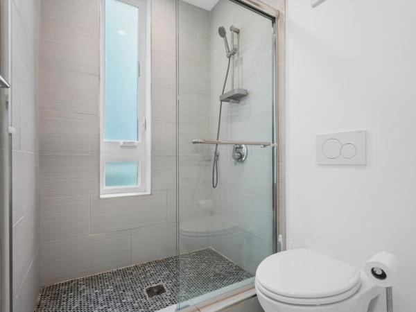 Eye-Opening And Ultra-Secure Luxury Hollywood Condo : photo 10 de la chambre chambre double avec salle de bains privative