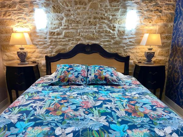 Ô Clair de Lune Chambres d'hôtes climatisées à Sarlat - parking privé - piscine chauffée - espace bien-être Jacuzzi et massages : photo 4 de la chambre chambre double supérieure avec salle de bains privative