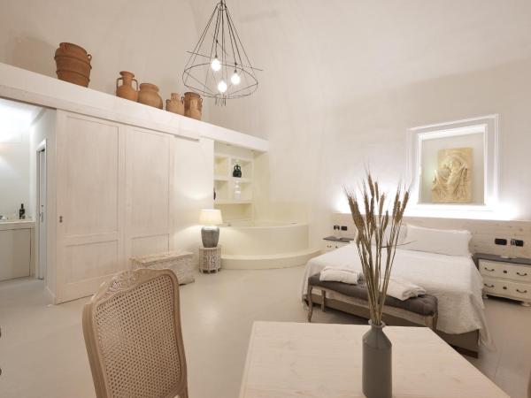 Dimora San Giuseppe : photo 4 de la chambre suite avec balcon et baignoire spa