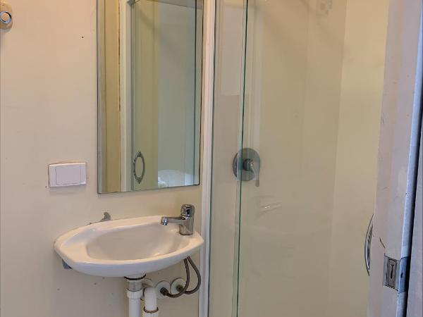 Fort Street Accommodation : photo 1 de la chambre chambre lit king-size avec salle de bains privative