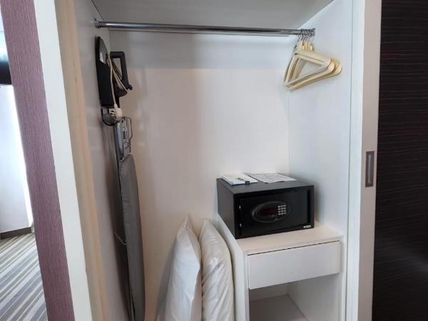 Hotel Capital Kota Kinabalu : photo 4 de la chambre chambre lit king-size deluxe