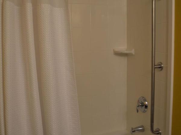 TownePlace Suites by Marriott Red Deer : photo 2 de la chambre studio queen avec 2 lits queen-size