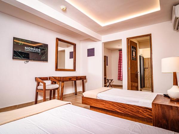 Nomads Party Hostel : photo 3 de la chambre chambre double avec lit d'appoint