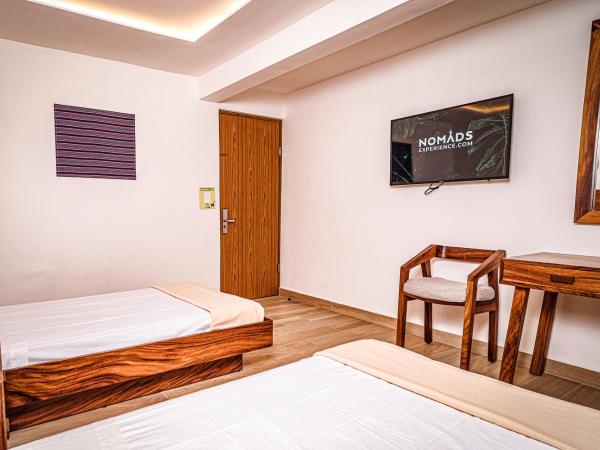 Nomads Party Hostel : photo 8 de la chambre chambre double avec lit d'appoint